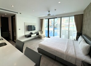 Design-Studio, Poolzugang