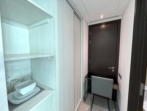 Ruang kerja ramah laptop dan seprai linen