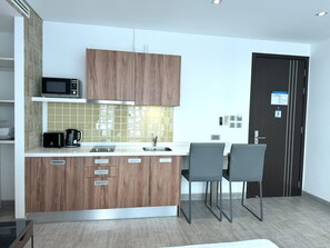 Full-size fridge, microwave, stovetop, toaster - Private studio at Twin Sands Resort (Patong)