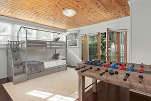 4 室のベッドルーム、アイロン / アイロン台、WiFi、ベッドシーツ