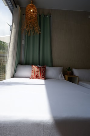 Quarto casal ou duplo luxo, sacada, vista para o jardim | Wi-Fi de cortesia, roupa de cama