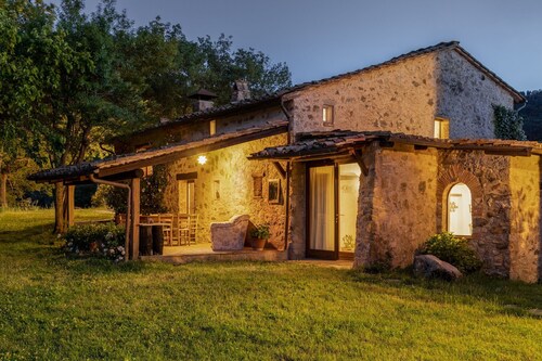 Stunning private villa for 16 guests with WIFI, private pool