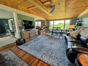 Smart TV, chimenea, futbolito y tenis de mesa