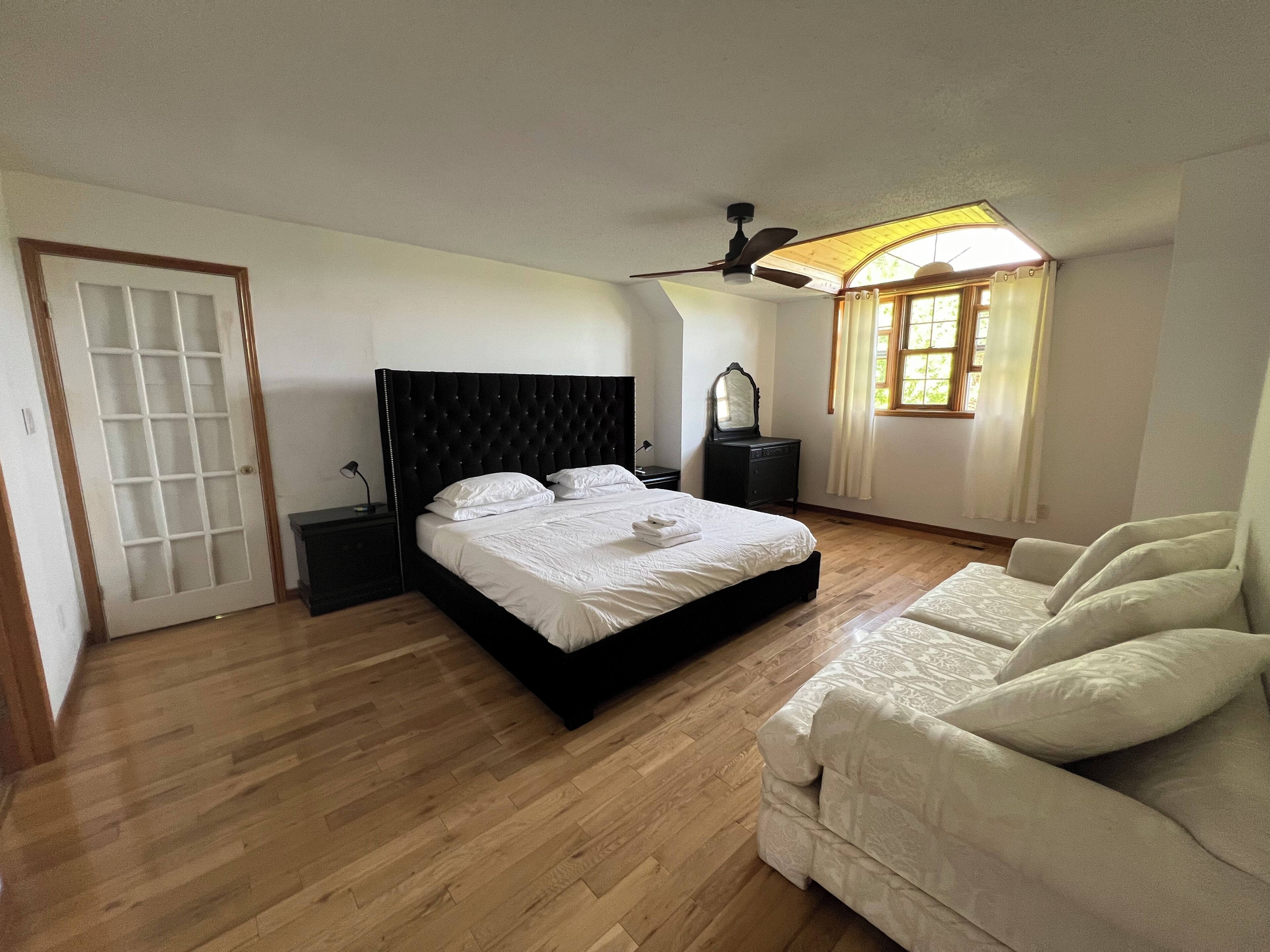 4 habitaciones, tabla de planchar con plancha, wifi y ropa de cama 