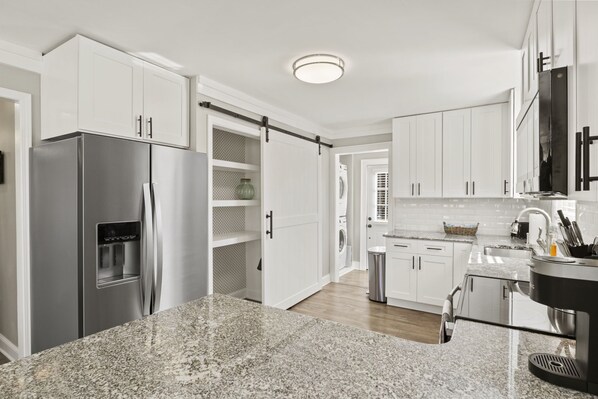 Kochgeschirr/Geschirr/Besteck, Gewürze, Esstisch