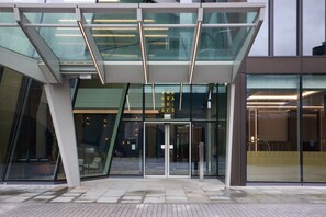 Exterior detail - Chic Shoreditch 1BR w/ Gym, Indoor Pool & Cinema, nr Bars, by Blueground (London)