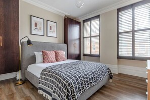 2 bedrooms, iron/ironing board, WiFi, bed sheets - Excellent Farringdon 2BR, nr Shops, Dining & Bars, by Blueground (London)