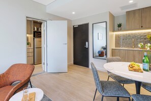 Literie hypoallergénique, coffres-forts dans les chambres, bureau