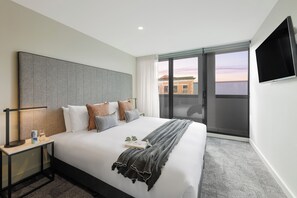 Hypo-allergenic bedding, in-room safe, desk, laptop workspace - Punthill Maitland (Maitland)