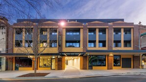 A multi-story hotel with a brick facade, large windows, and a covered entrance. - Punthill Maitland (Maitland)