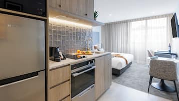 Frigorífico grande, microondas, horno y placa de cocina