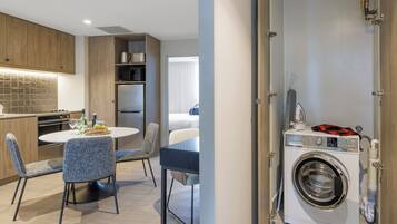 Full-size fridge, microwave, oven, stovetop