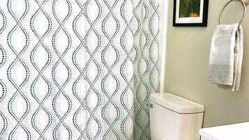 Haartrockner, Handtücher, Seife, Shampoo