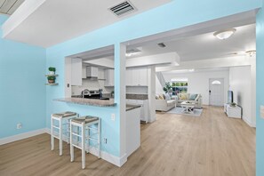 Interior - Secluded Backyard w/ Pool & HotTub. Sleeps up to 10. Centrally located. 3bed2b (Fort Myers)