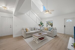 Smart TV - Secluded Backyard w/ Pool & HotTub. Sleeps up to 10. Centrally located. 3bed2b (Fort Myers)