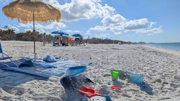 Solstolar och strandhanddukar