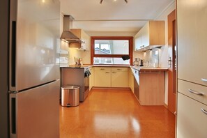 Kylskåp, spishäll, diskmaskin och kaffe- och tebryggare