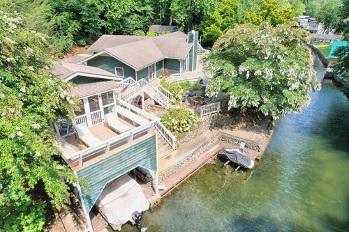 Amazing Spacious & Cozy Lake House on Lake Burton w/ Boat Access! Dog Friendly!
