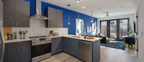 Kühlschrank, Mikrowelle, Ofen, Herdplatte