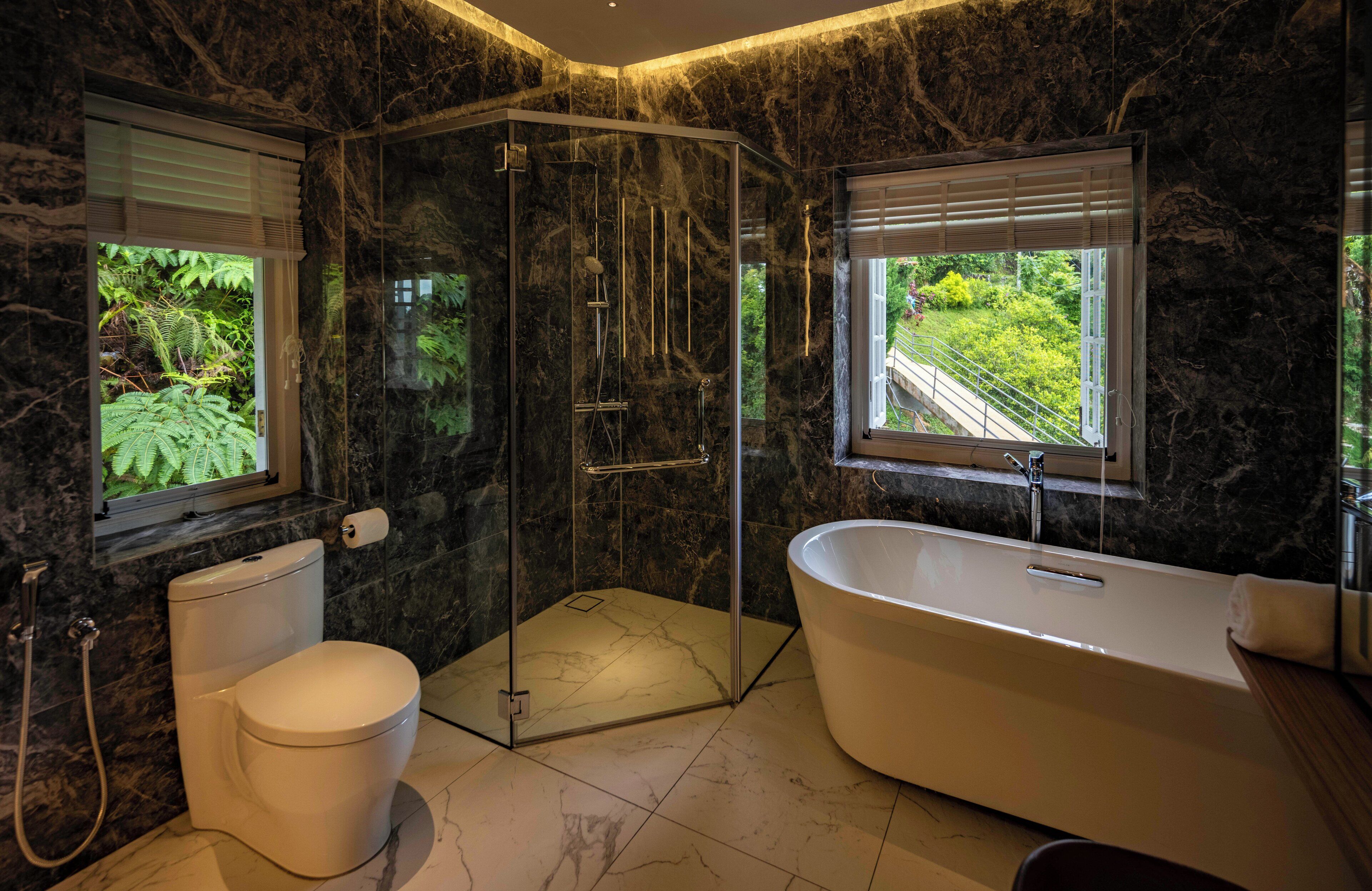 独立的浴缸和淋浴、大花洒淋浴喷头、吹风机、拖鞋