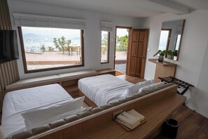 Chambre avec lits jumeaux | Articles de minibar gratuits, coffre-fort, bureau