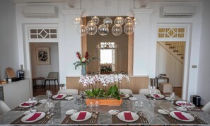 供应早餐、午餐和晚餐，花园景观