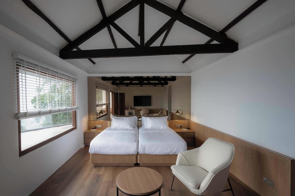 Chambre avec lits jumeaux | Articles de minibar gratuits, coffre-fort, bureau