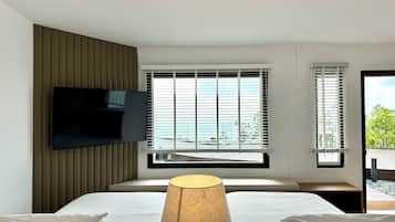 Minibar gratis, brankas, meja kerja, dan ruang kerja ramah laptop