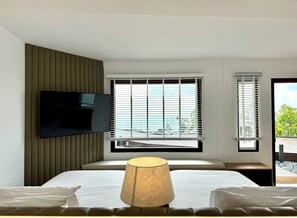 迷你吧（备有免费物品）、客�房内保险箱、办公桌、笔记本电脑工作区