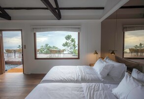 Minibar con artículos gratuitos y caja de seguridad en la habitación 
