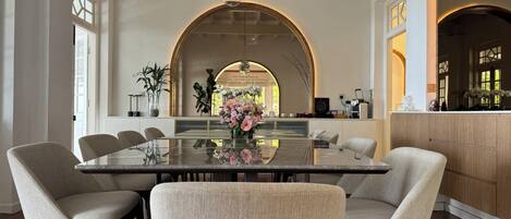 Phục vụ bữa sáng, bữa trưa, bữa tối, nhìn ra vườn