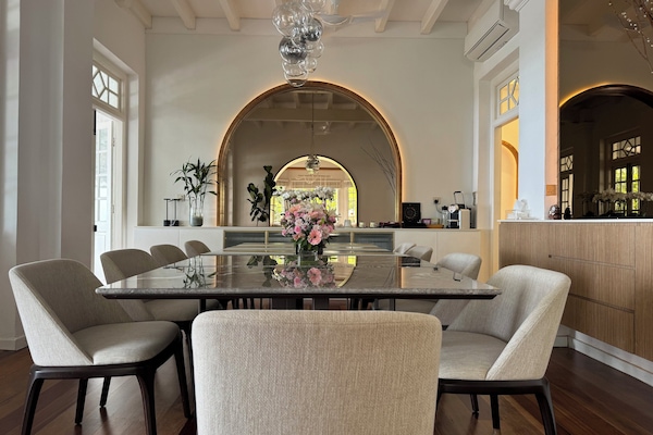 حيث تُقدم وجبات الإفطار، الغداء، العشاء، إطلالات على الحديقة