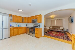 Fridge, microwave, oven, stovetop - 4BR House - Walk to Track, Downtown and SPAC (Saratoga Springs)