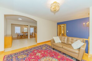 TV - 4BR House - Walk to Track, Downtown and SPAC (Saratoga Springs)