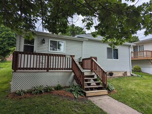 Exterior - Cozy Oak Street Cottage (Mabel)