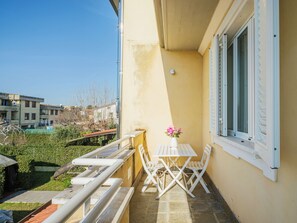 Outdoor dining - La casa dei limoni di Valeria by Interhome (Torre del Lago Puccini)