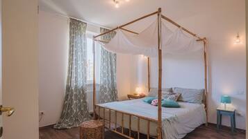 2 bedrooms, iron/ironing board, WiFi