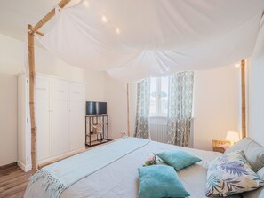 2 bedrooms, iron/ironing board, WiFi