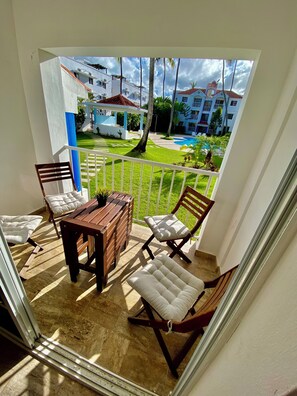 Property grounds - Central, patio, BBQ, pool, 2bd/2ba Los Corales/Punta Cana 7 min walk to beach (Punta Cana)