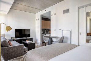 Tabla de planchar con plancha, wifi, ropa de cama