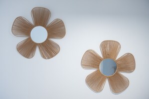 Zwei wandmontierte, runde Spiegel mit fächerartigem Design.