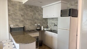 Køleskab, mikrobølgeovn, ovn, kogeplade