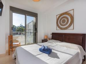 2 bedrooms, desk, internet