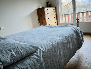 2 bedrooms, WiFi, bed sheets - 2 Bed - Sleeps 6 - Mountain Views - Pets (Saint Beat Lez)