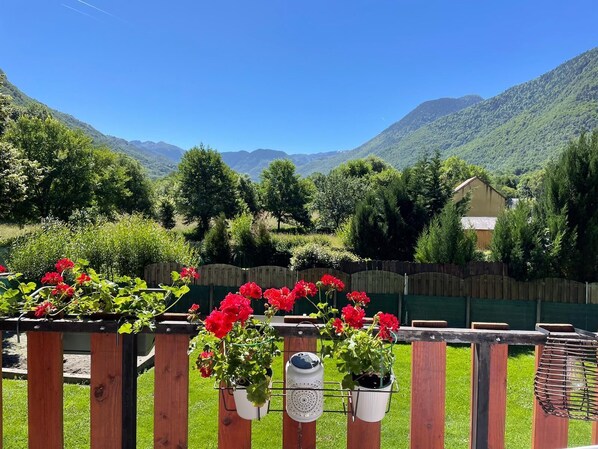 Property grounds - 2 Bed - Sleeps 6 - Mountain Views - Pets (Saint Beat Lez)