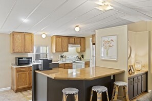 Geladeira, micro-ondas, torradeira