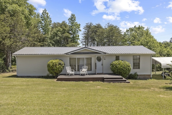 Exterior - Nature-Lover's 3BR Haven: Pets, Ping Pong, Serene (Greenville)