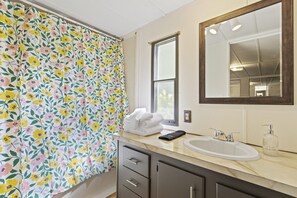 Hair dryer, towels, soap, shampoo - Nature-Lover's 3BR Haven: Pets, Ping Pong, Serene (Greenville)