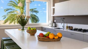 Frigorifero, microonde, forno, piano cottura