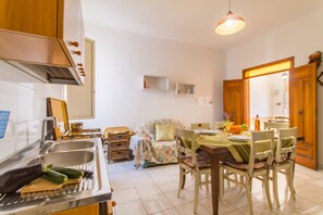 Fridge, microwave, oven, stovetop - Casa Lory 1 Cosy near the Sea, Nardò, Italy (Nardò)
